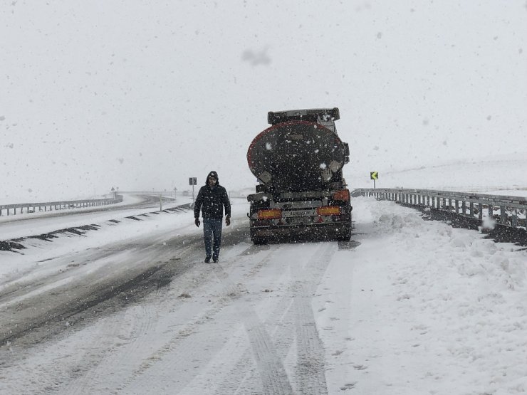 Kars’ta araçlar yolda kaldı