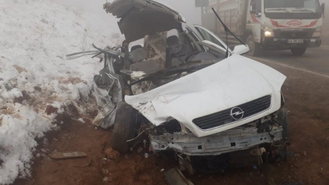 Kamyona arkadan çarpan otomobil hurdaya döndü