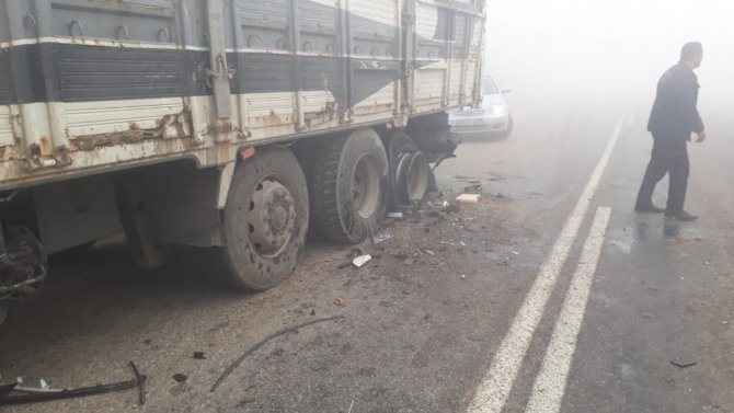 Kamyona arkadan çarpan otomobil hurdaya döndü