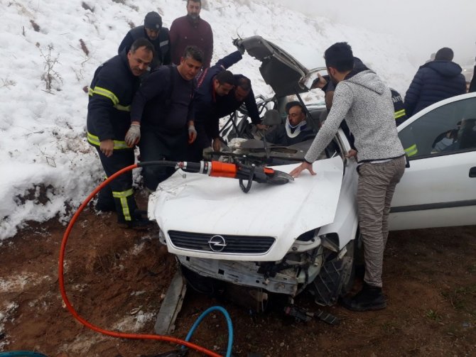 Kamyona arkadan çarpan otomobil hurdaya döndü