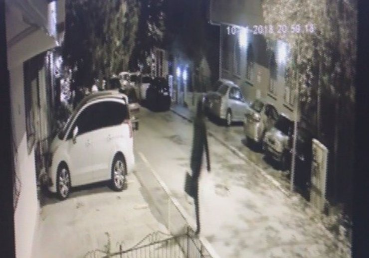 Hırsızlar ev sahibini demir su borusu ile dövdüler