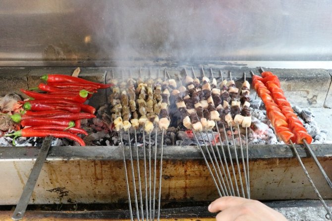 Kuzu ciğer kebabı yemek isteyenler sıra bekliyor