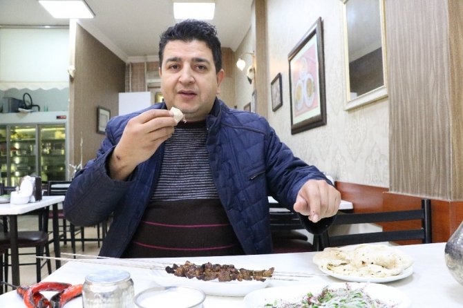 Kuzu ciğer kebabı yemek isteyenler sıra bekliyor