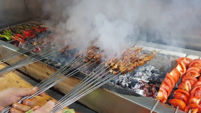 Kuzu ciğer kebabı yemek isteyenler sıra bekliyor