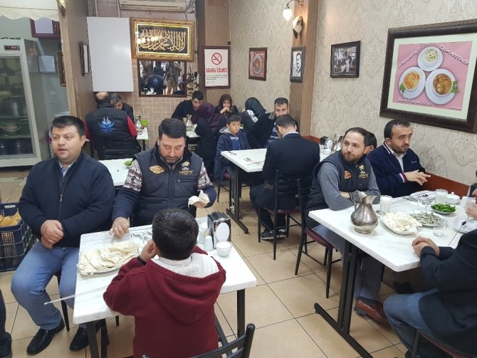 Kuzu ciğer kebabı yemek isteyenler sıra bekliyor
