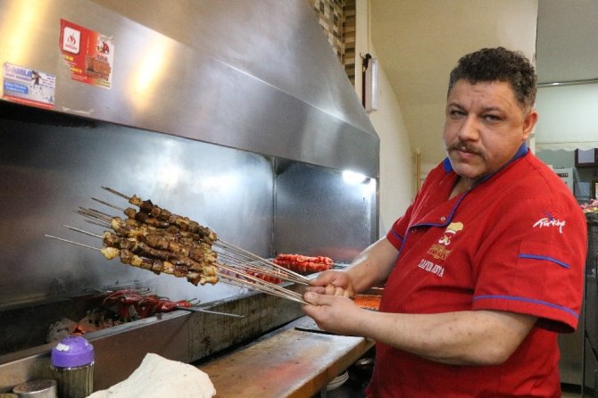 Kuzu ciğer kebabı yemek isteyenler sıra bekliyor