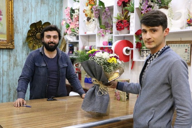 Kahramanmaraş'ta Köy öğretmenlerine öğrencilerden gül hediyesi