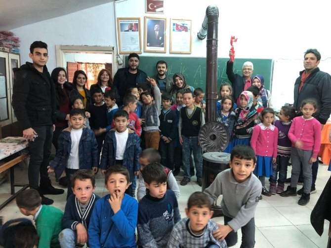 Kahramanmaraş'ta Köy öğretmenlerine öğrencilerden gül hediyesi