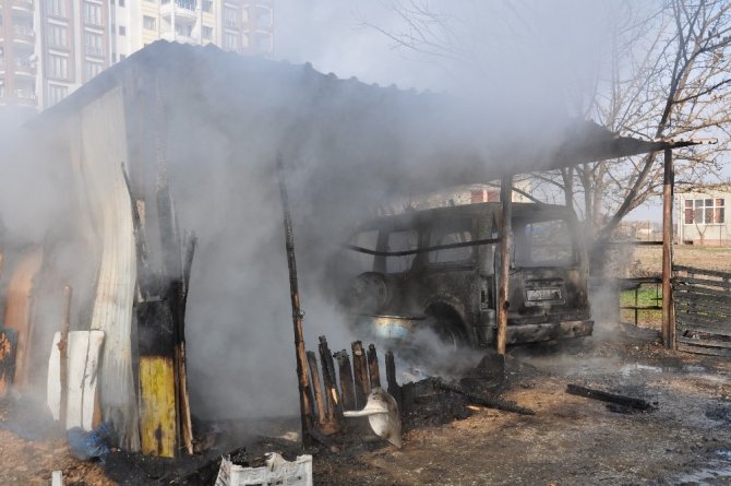 Tandırlıktan çıkan kıvılcım kamyoneti kül etti