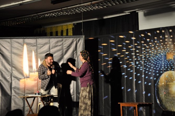 Tiyatro oyunu ile uyuşturucunun zararları anlatıldı