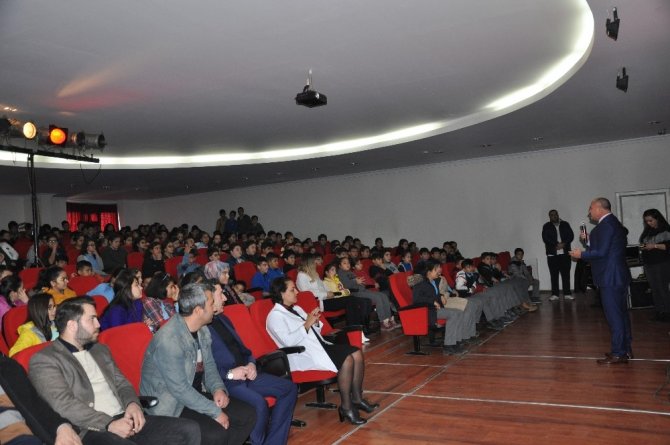 Tiyatro oyunu ile uyuşturucunun zararları anlatıldı