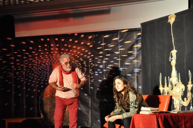 Tiyatro oyunu ile uyuşturucunun zararları anlatıldı