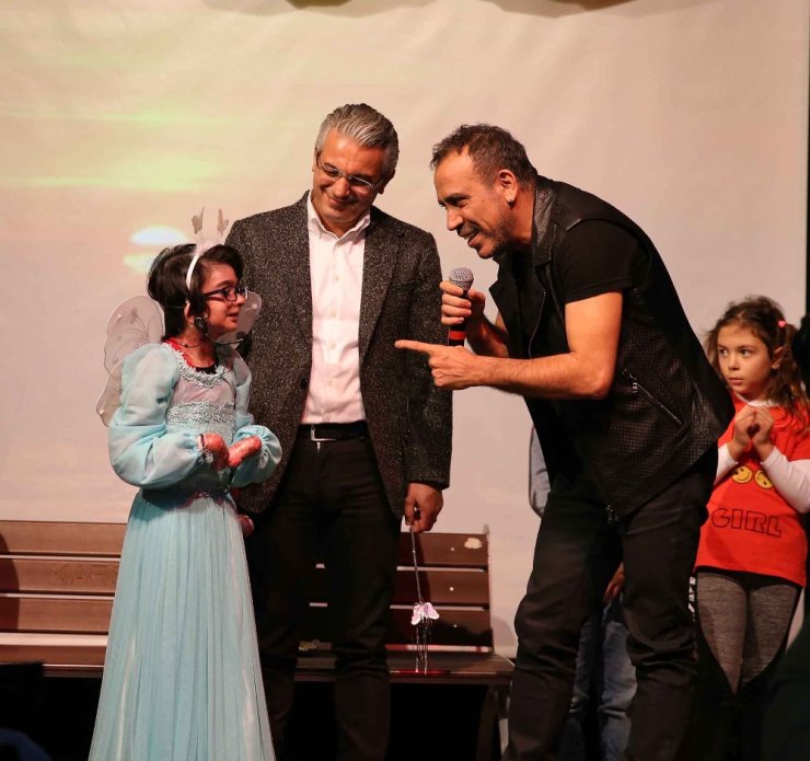 Elfida tiyatro sahnesinde gerçeğe dönüştürdü