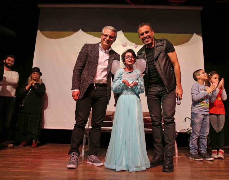 Elfida tiyatro sahnesinde gerçeğe dönüştürdü