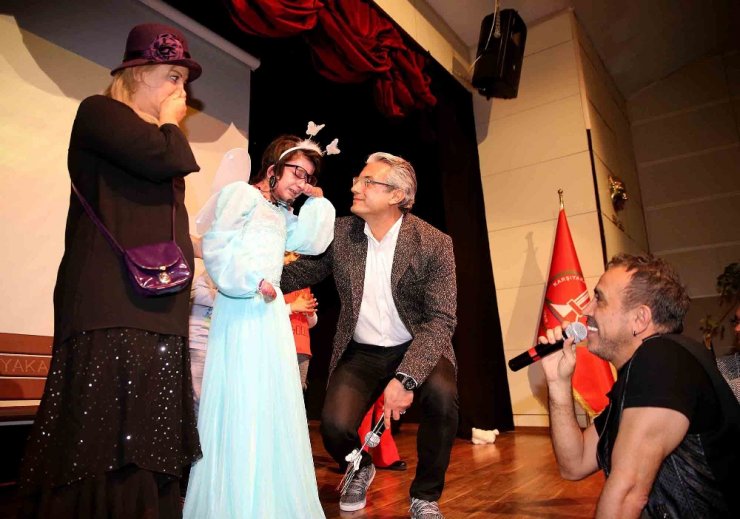 Elfida tiyatro sahnesinde gerçeğe dönüştürdü