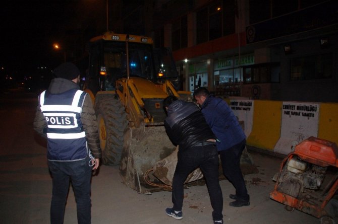 Kahramanmaraş'ta polis kepçenin peşine düştü