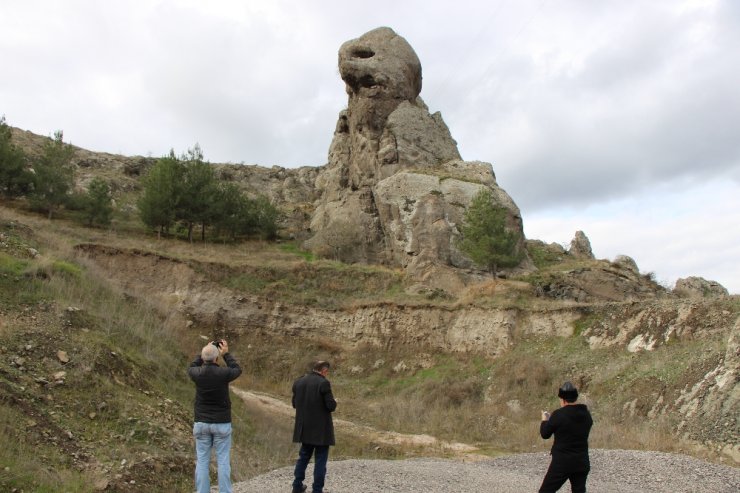 Bir yanı insan kafası, diğer yanı ise canavar