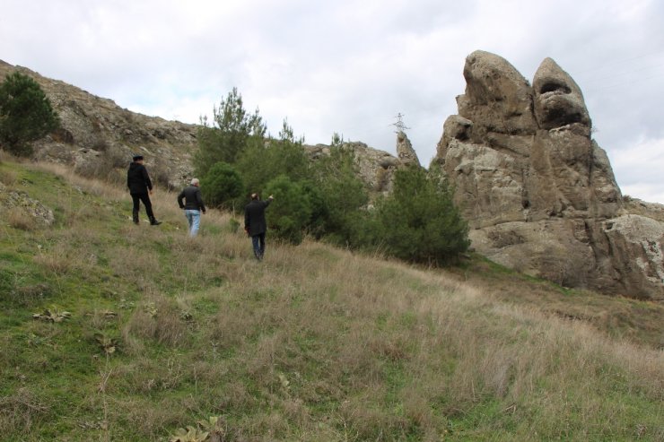 Bir yanı insan kafası, diğer yanı ise canavar