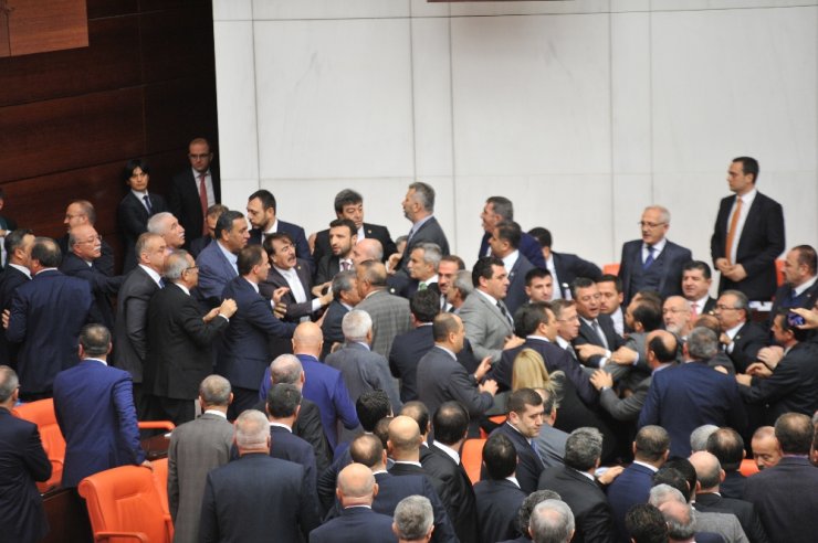 Hakaret eden İYİ Partili vekil Meclisten çıkarıldı