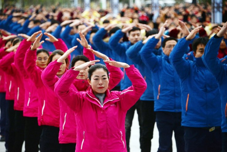 500 bin kişi hep birlikte kungfu yoga yaptı