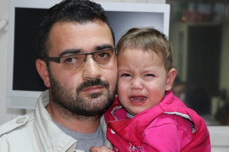 Boğazına yay kaçan bebek ölümden döndü