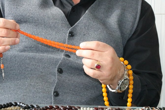 Can öğretmenin tespih koleksiyonu görülmeye değer! Değeri dudak uçuklatıyor