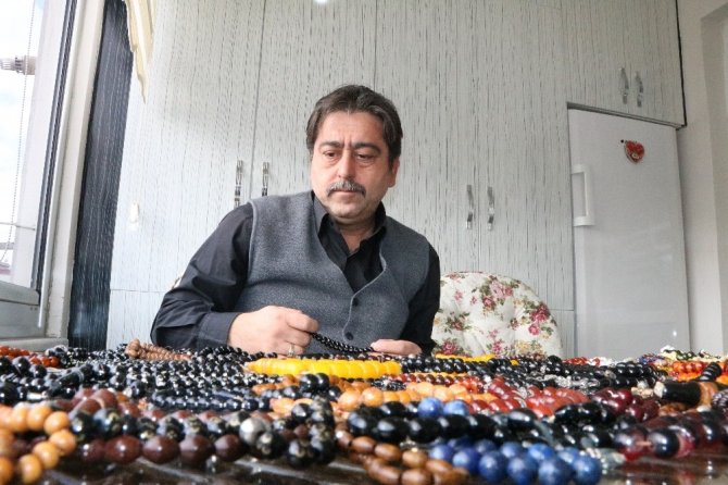 Can öğretmenin tespih koleksiyonu görülmeye değer! Değeri dudak uçuklatıyor