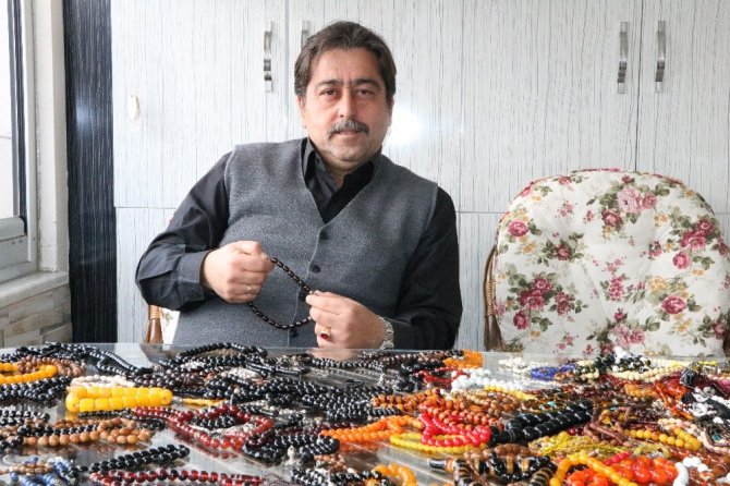 Can öğretmenin tespih koleksiyonu görülmeye değer! Değeri dudak uçuklatıyor