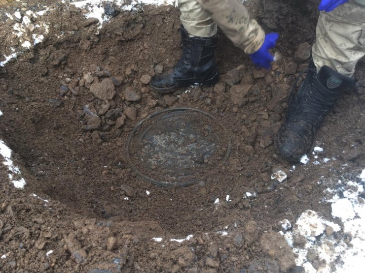 Erciş kırsalında PKK terör örgütüne ait cephanelik ele geçirildi