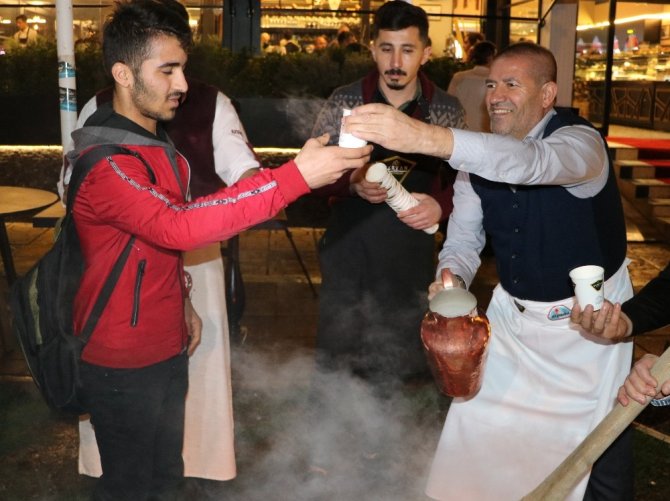 Kahramanmaraş’ta sıcak salep vatandaşın içini ısıttı