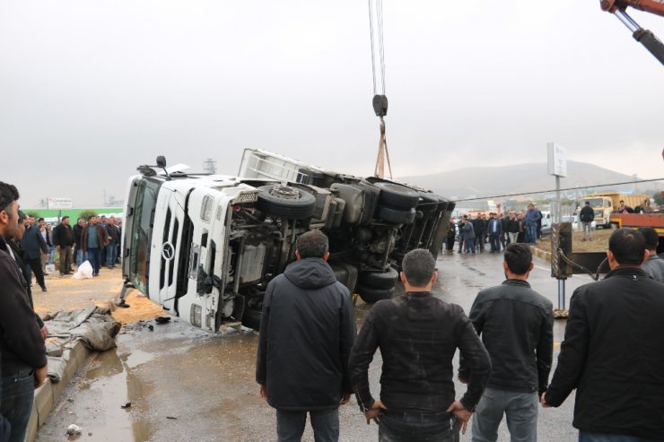 Mısır yüklü tır kavşakta devrildi