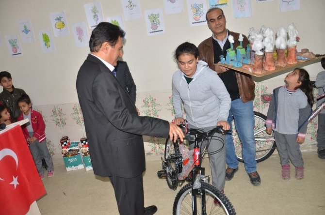 Şekerpancarından drone, biçerdöver, traktör gibi oyuncaklar yaptılar