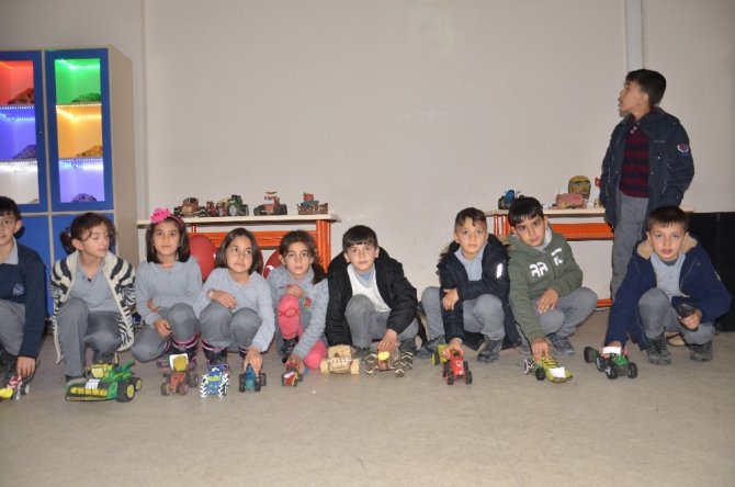 Şekerpancarından drone, biçerdöver, traktör gibi oyuncaklar yaptılar