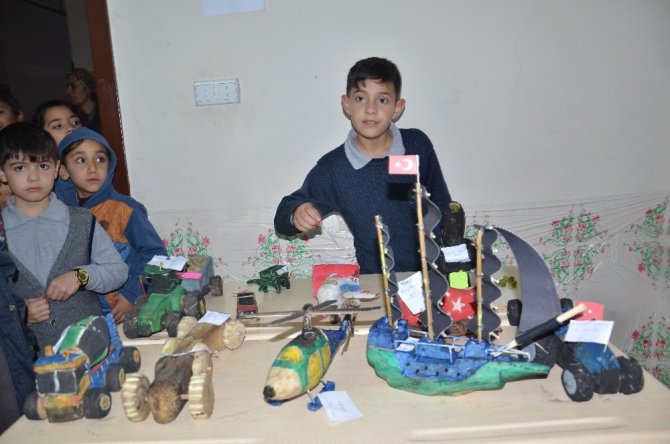 Şekerpancarından drone, biçerdöver, traktör gibi oyuncaklar yaptılar