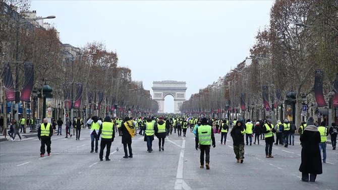 Fransa'daki gösterilerde ölü sayısı 10'a yükseldi