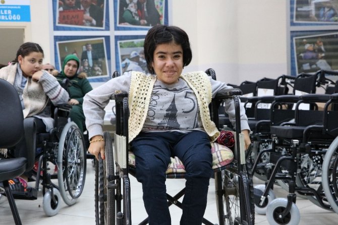 Kahramanmaraş’ta 67 engelliye tekerlekli sandalye hediye edildi