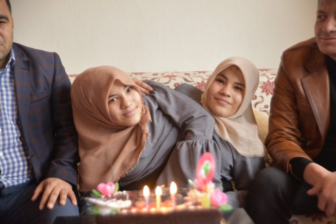 Türkoğlu'nda siyam ikizlerine sürpriz doğum günü düzenledi