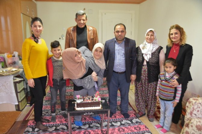 Türkoğlu'nda siyam ikizlerine sürpriz doğum günü düzenledi