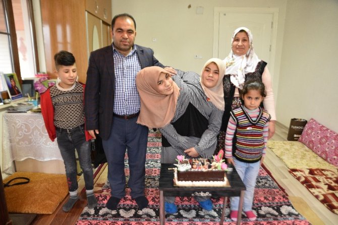 Türkoğlu'nda siyam ikizlerine sürpriz doğum günü düzenledi