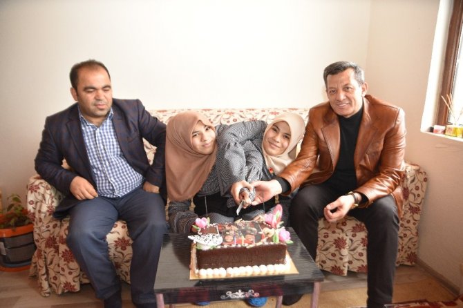 Türkoğlu'nda siyam ikizlerine sürpriz doğum günü düzenledi