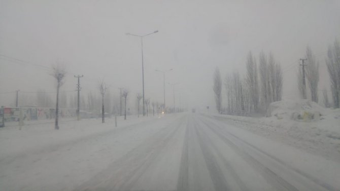 Kahramanmaraş’ta kar yağışı hayatı durma noktasına getirdi