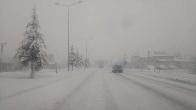 Kahramanmaraş’ta kar yağışı hayatı durma noktasına getirdi