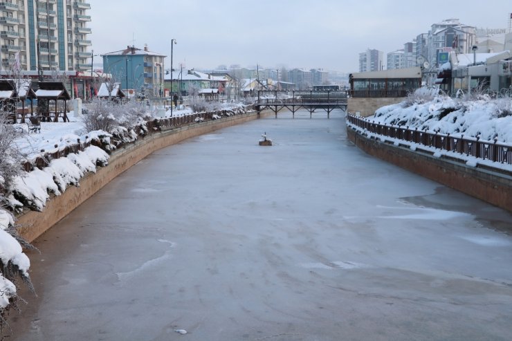 Kızılırmak'ta buz adacıkları oluştu