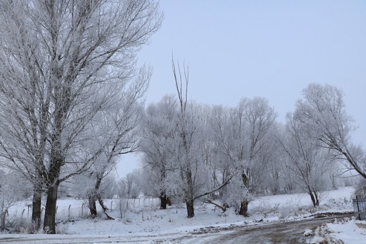 Kızılırmak'ta buz adacıkları oluştu