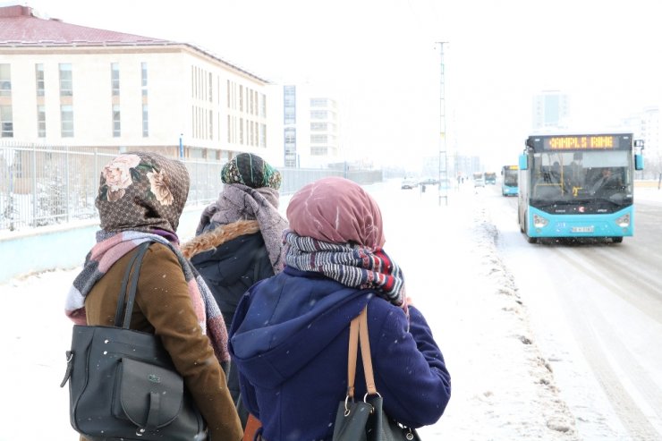 Kızılırmak'ta buz adacıkları oluştu