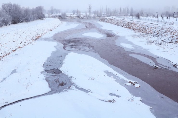 Kızılırmak'ta buz adacıkları oluştu