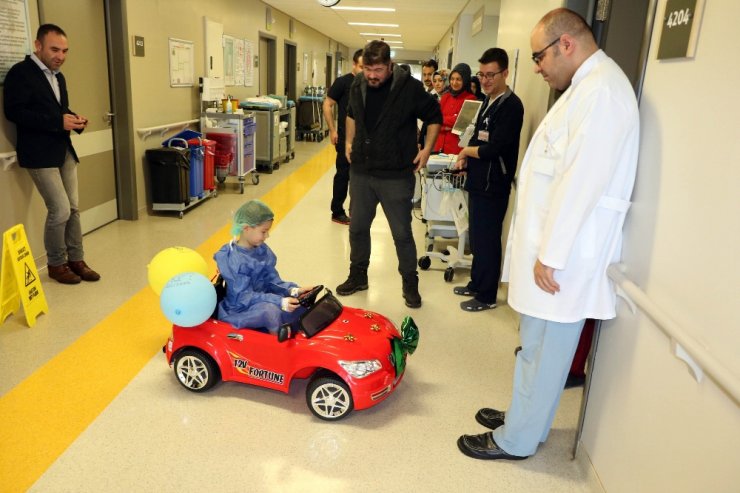 Ameliyata arabayla giriyorlar