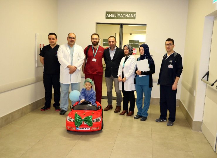 Ameliyata arabayla giriyorlar