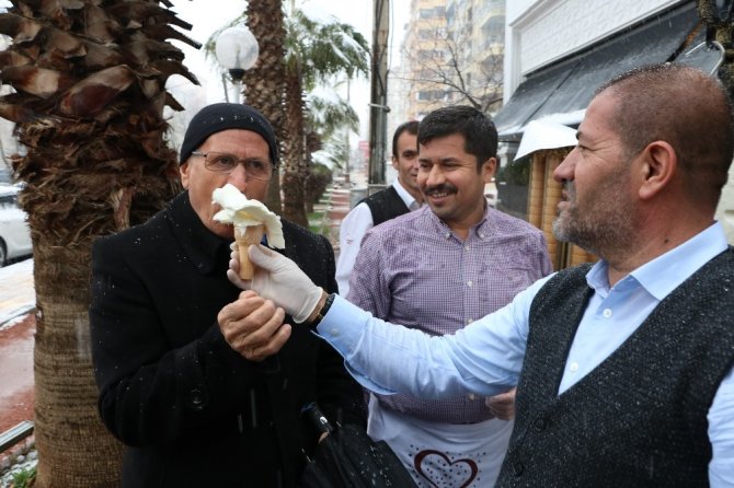 Kahramanmaraş'a da bu yakışır! Karın altında 300 kilo dondurma yediler