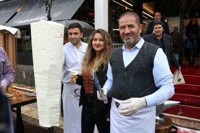 Kahramanmaraş'a da bu yakışır! Karın altında 300 kilo dondurma yediler